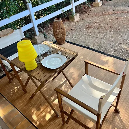 - Bord De Dans Avec Piscine