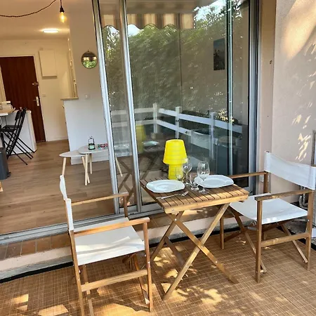 - Bord De Dans Avec Piscine